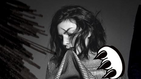 Гаджето на Гиленхал печели внимание от корицата на сп. Galore