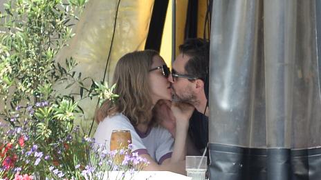 Аманда Сейфрид не може да се насити на новото си гадже