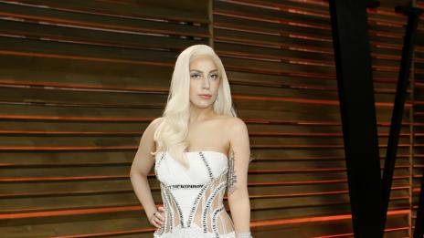 Лейди Гага се подчинява на приятеля си Тейлър Кини