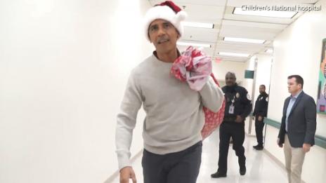 Барак Обама зарадва деца за Коледа