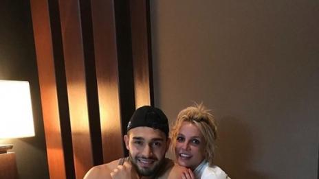 Бритни покорява Европа с дрехи от кварталните магазини