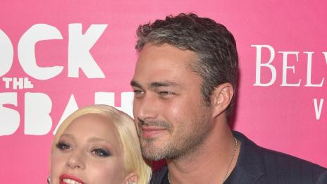 Тейлър Кини е годеник под чехъл