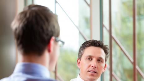 Мъжете трябва да крият емоциите, за да получат нова работа