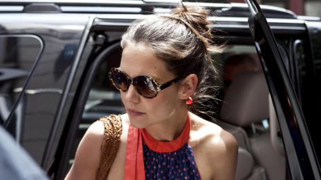 Не с продуцент, а с текстописец излиза Кейти Холмс