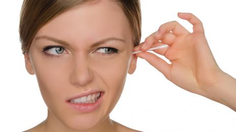 Какви са рисковете при почистване на уши с клечки?