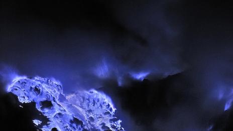 Индонезийски вулкан произвежда синя лава (ВИДЕО)