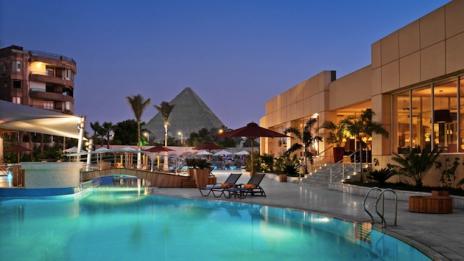 Луксозен оазис с гледка към пирамидите в Гиза