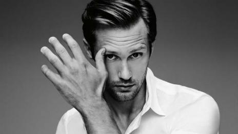 Леденият Ерик от "Истинска кръв" е горещо парче в есенния GQ