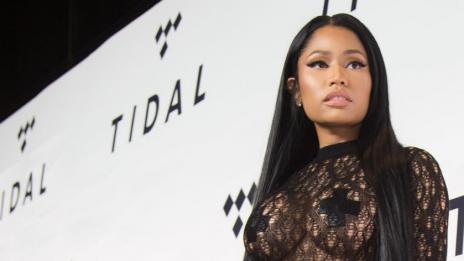 Бедствие? Ники Минаж крие прашки с ръце по червения килим