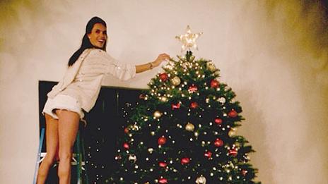 Знаменитости се хвалят със стилните си елхи в Instagram