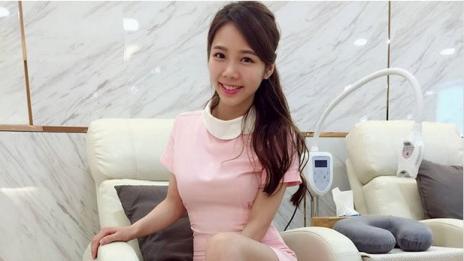 Най-красивата медсестра в света? Всеки иска тя да го лекува