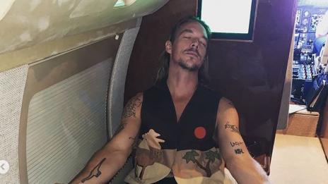 Дипло преживя самолетна авария с наркотици и шоколад