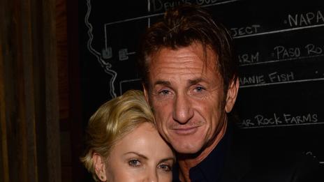 Шон Пен и Чарлийз Терон се гушкат на светско събитие