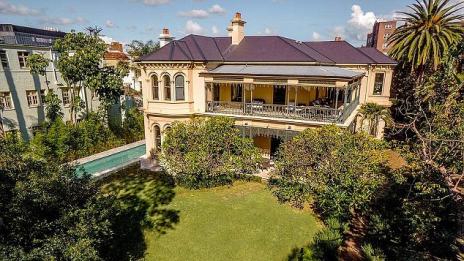 Баз Лурман се разделя със зашеметяващото си имение