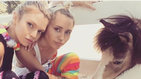 Новата на Майли щяла да става певица