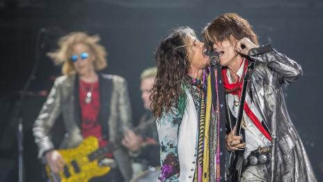 Джо Пери от Aerosmith припадна на сцената