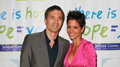 Холи Бери печели награди, докато се бори с бившия в съда