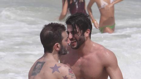 Марк Джейкъбс разменя ласки с мъжкото си гадже на плаж в Бразилия