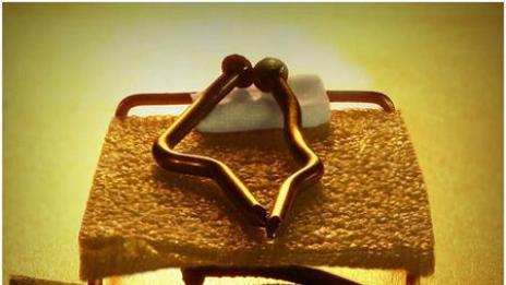 Картини от пирони пресъздаващи човешки емоции