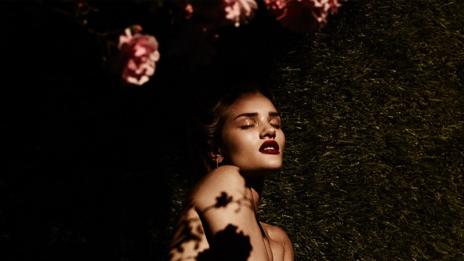 Гола и красива: Роузи Хънтингтън-Уайтли