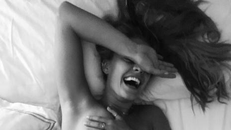 Чар или бедствие: Бившата на Лео ди Каприо полегна гола