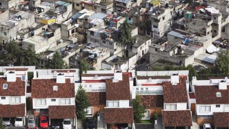 Богаташи и бедняци живеят в съседство