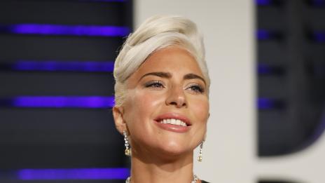 Лейди Гага помага на училища