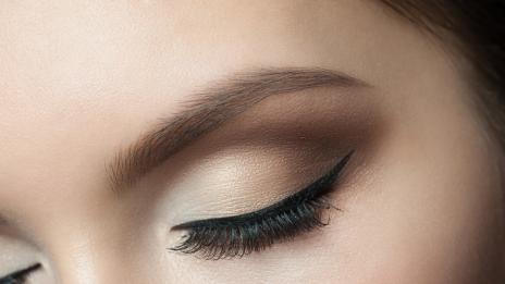 Омазнени клепачи – на какво се дължат?