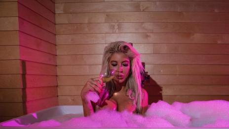 Чар или бедствие: И Андреа залага на ваната!