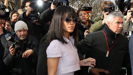 Риана демонстрира умението си да се откроява в тълпата