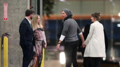 Опасно близо: Крис Мартин под ръка с Дакота, срещна и бившите си