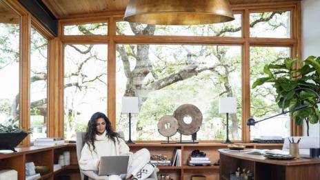 Надникнете в офиса на Камила Алвес Макконъхи