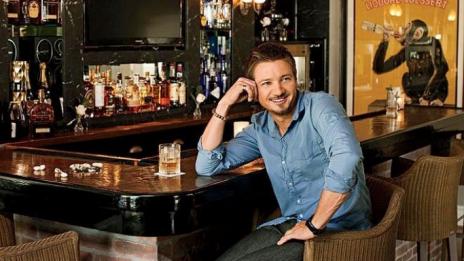 Надникнете в имението на Джеръми Ренър