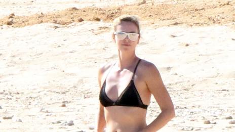 42-годишната Чарлийз Терон показа форми на плаж в Мексико