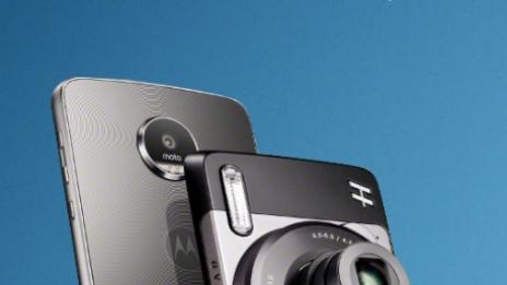 Lenovo подарява Moto смартфони