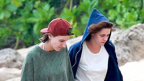 Майката на Кристен Стюарт отрича дъщеря ѝ да е лесбийка