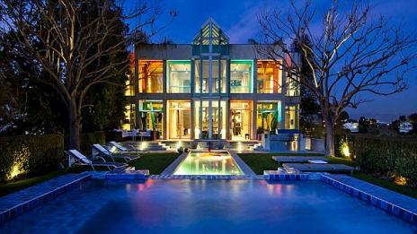 Риана ще бъде принцеса в бетонен дворец в Холивуд Хилс