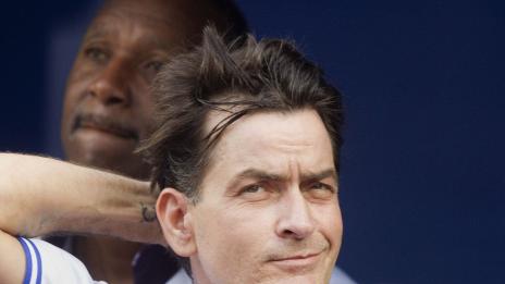 Чарли отново раздава пари. Този път за благотворителност