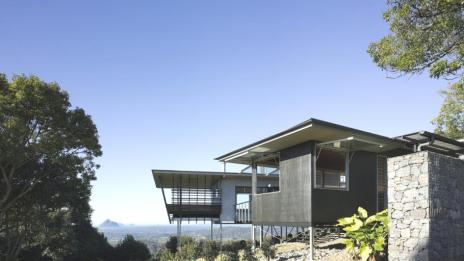 Стъклен дом "кацна" на астралийски хълм