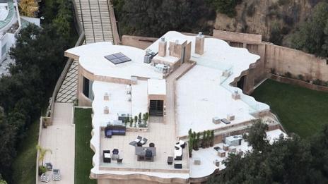 Риана живее в дом, подобен на яхта