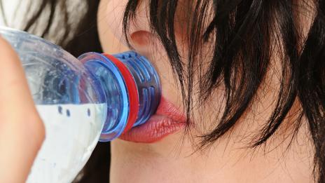 Пийте вода, вместо газирани напитки и плодови сокове