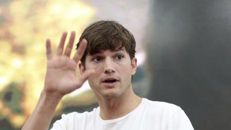 Аштън Кътчър е започнал да взима уроци по руски