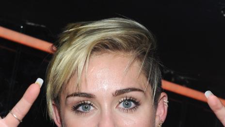 Майли Сайръс купи луксозен джип за петте си кучета