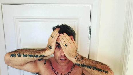 Чар или бедствие: Роби татуира собственото си лице на гърдите си