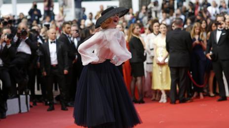 Суета: Ел Фанинг припадна в Кан заради тясна рокля