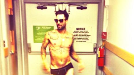 Годеницата на Адам Лавин пусна негова полугола снимка