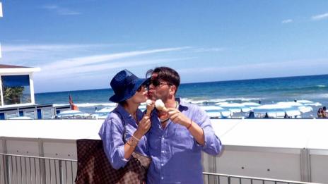 Д-р Енчев и Теди Велинова събират тен в Италия