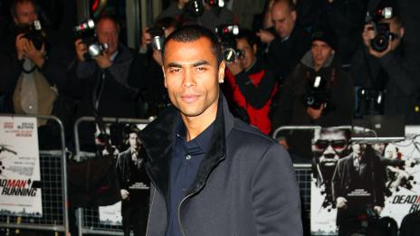 Ашли просел голи снимки от модел на бельо