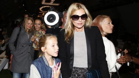 Кейт Мос ще запише песен за 40-ия си рожден ден