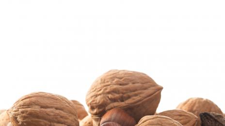 Яденето на ядки по време на бременността намалява риска от астма за детето